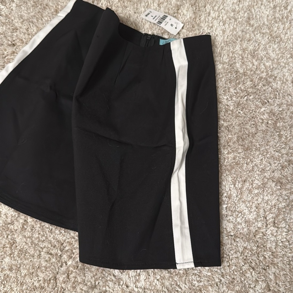 LF Mini Skirt 🖤🤍 - Picture 2 of 3
